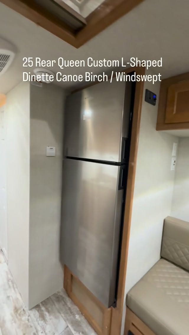 25 Rear Queen Custom L-shaped Dinette/ Canoe Birch/ Windswept Leather